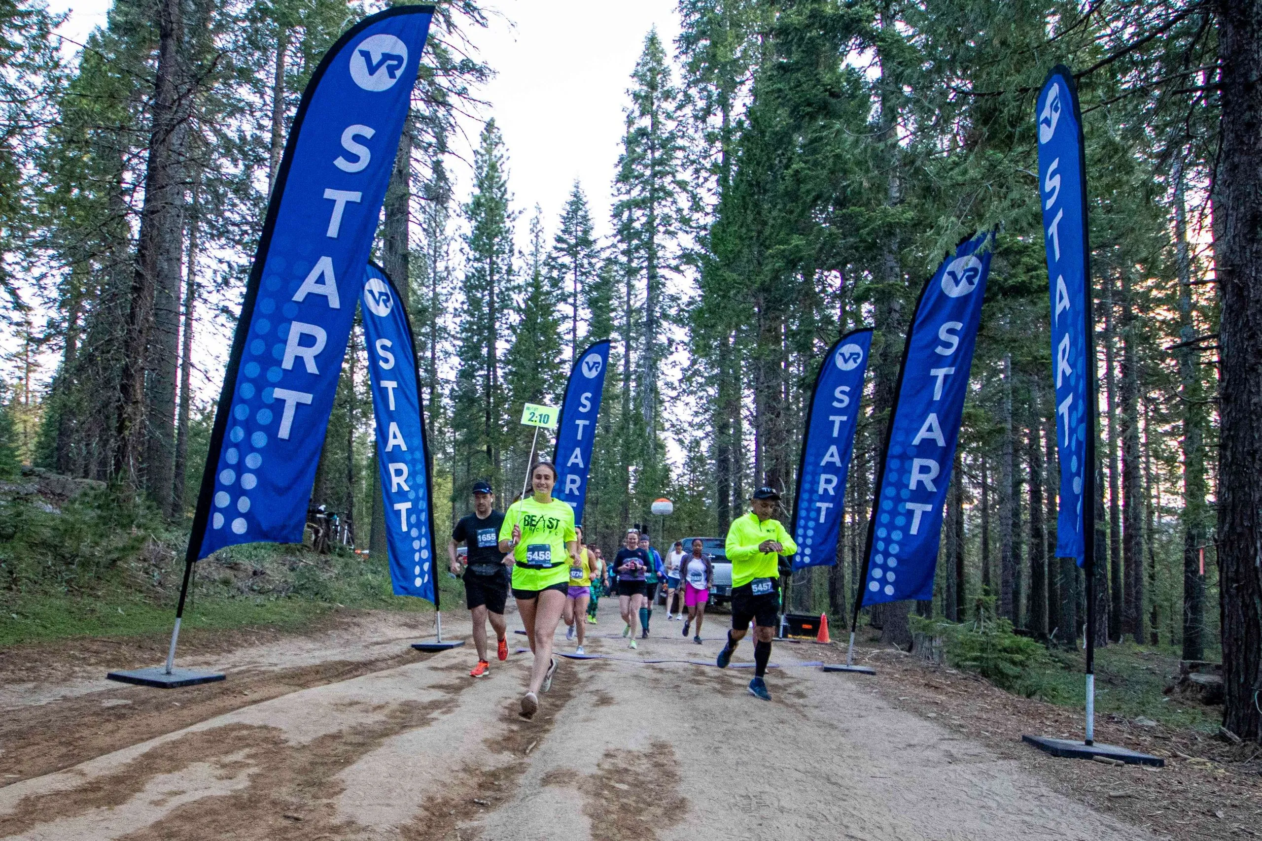 Yosemite 2022_977A0042 Yosemite start line with flags marking the starting mile